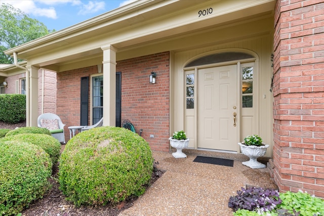 property entrance featuring a porch