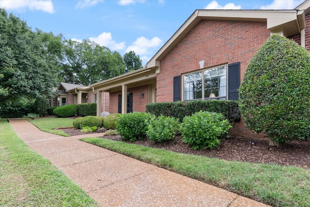 view of front facade featuring a front yard