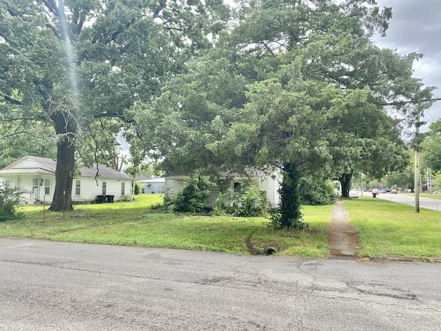 view of front of home featuring a front lawn