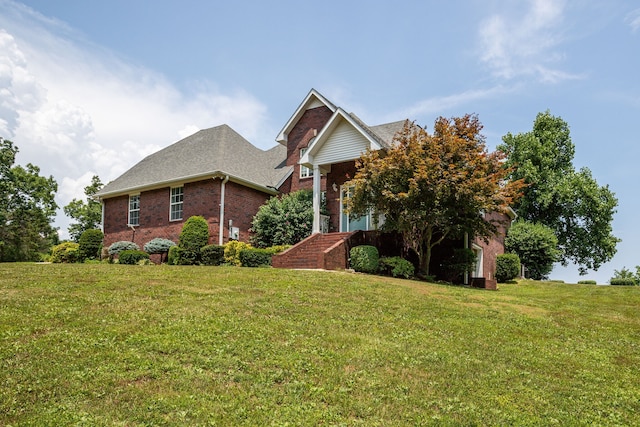 view of front of home featuring a front lawn