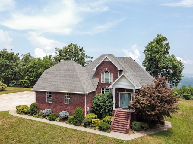 view of front facade featuring a front lawn