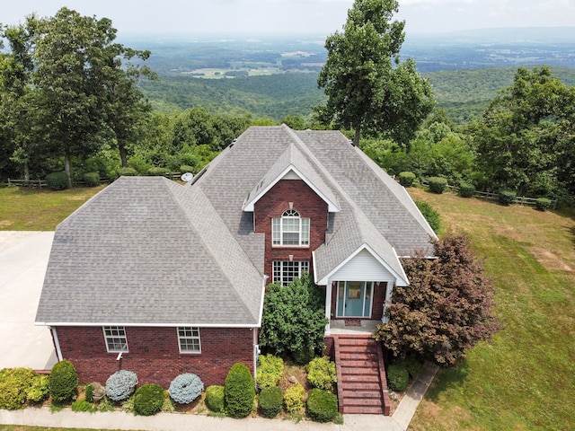 view of front facade with a front lawn