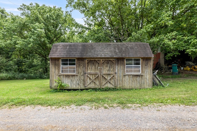 view of outdoor structure with a yard