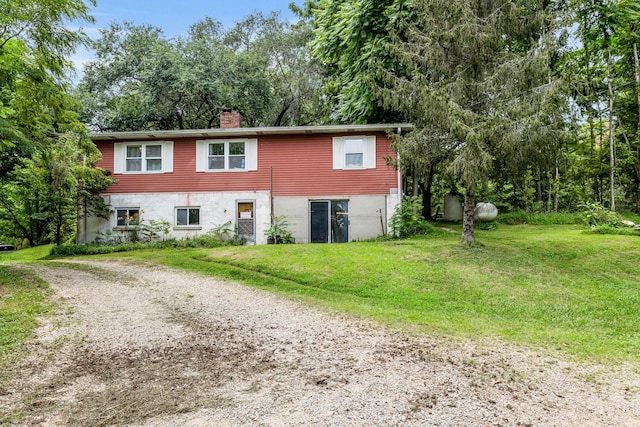 view of front of house featuring a front lawn