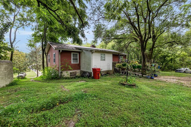 back of house featuring a yard