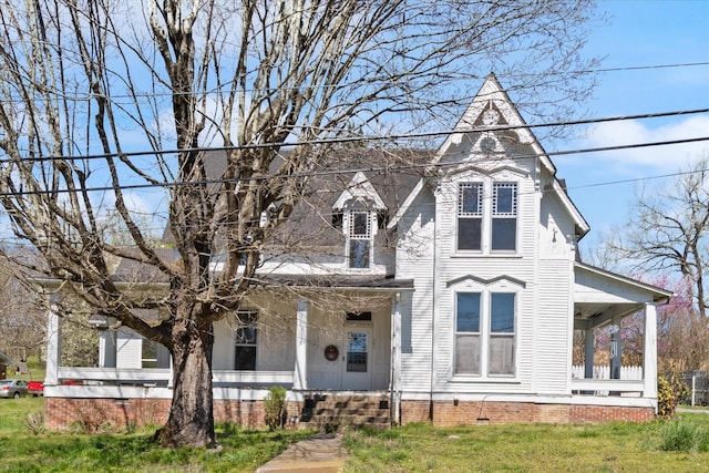 view of front of house with a porch and a front lawn