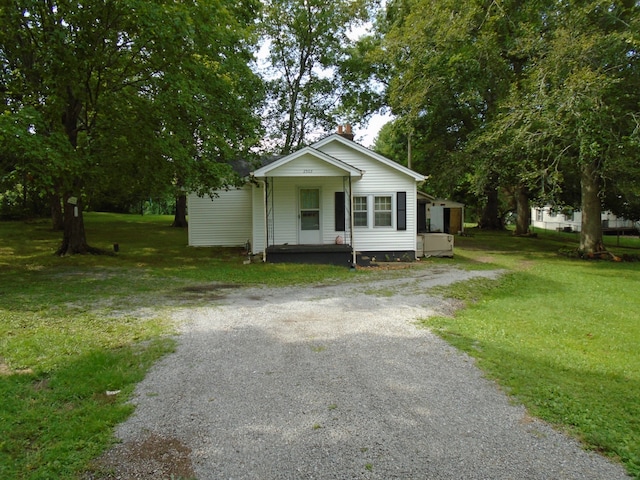 view of front of house with a front lawn