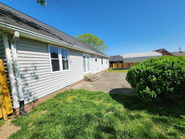 view of yard featuring a patio area