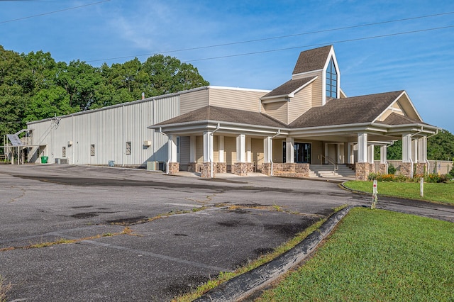 view of front of property featuring a porch and a front yard