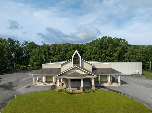 view of front of house featuring a front yard