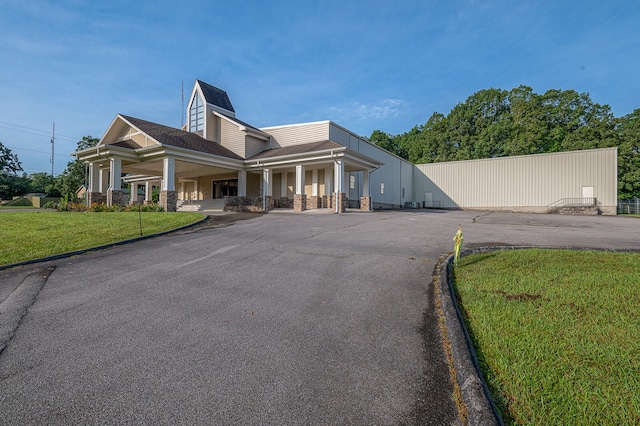 view of front of house featuring a front lawn and covered porch