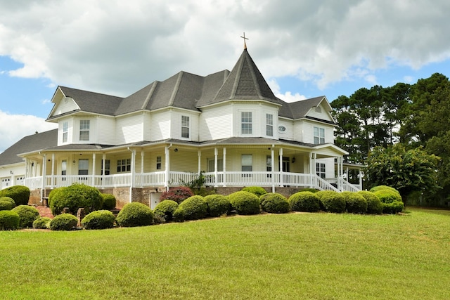 view of front of property featuring a front lawn and covered porch