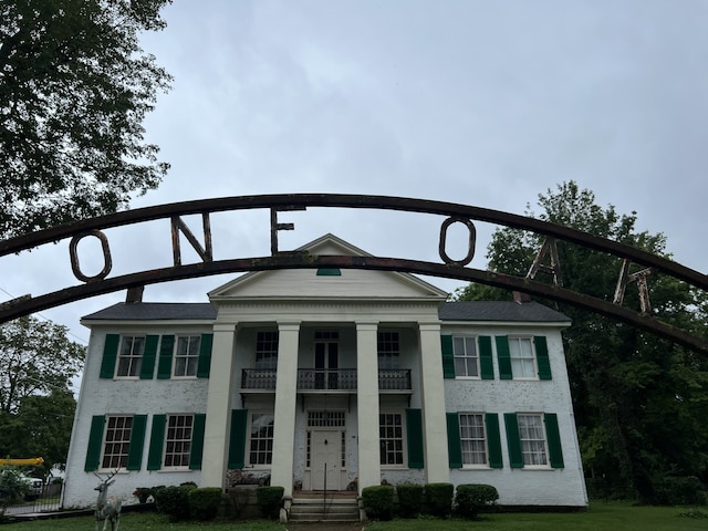 view of front of property featuring a balcony