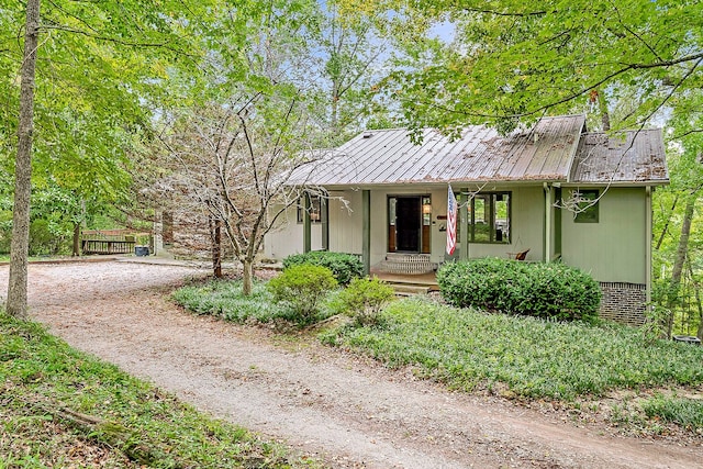 single story home with covered porch