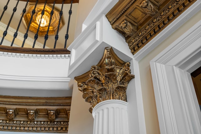 room details featuring a chandelier