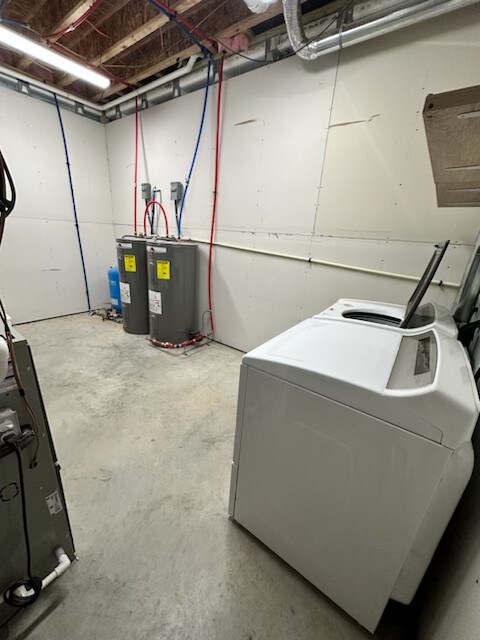 554 Hayes Ridge Rd, Indian Mound, TN 37079 - laundry room featuring electric water heater and washing machine and clothes dryer