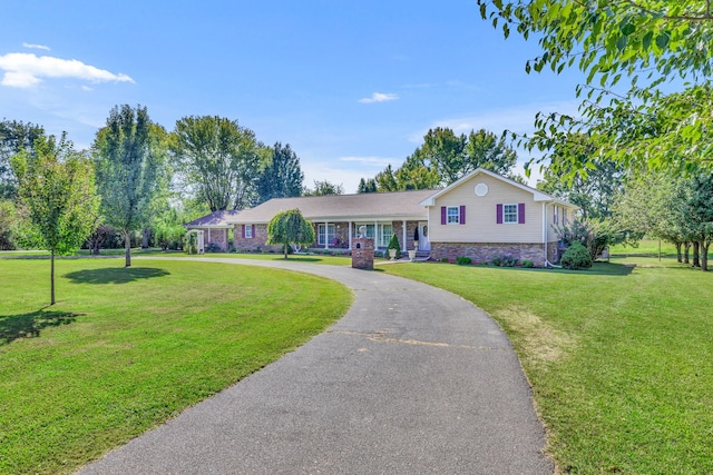 ranch-style home featuring a front lawn