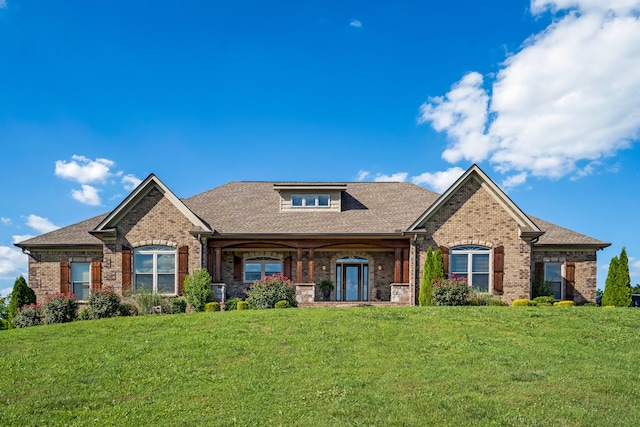 craftsman-style house featuring a front yard