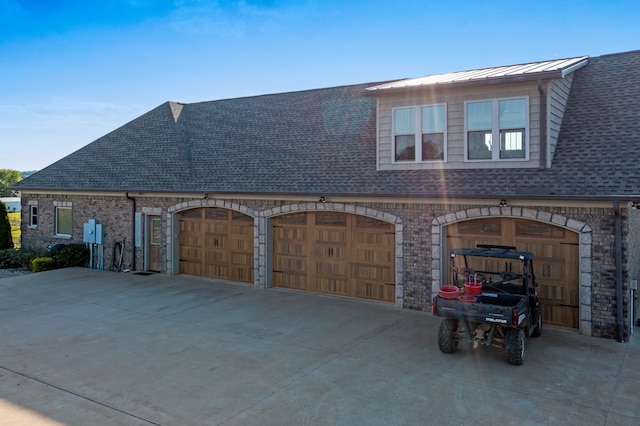 view of front facade featuring a garage