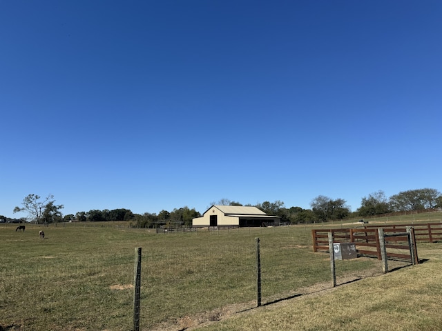 view of yard featuring a rural view