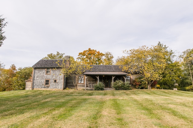 view of front of property with a front lawn