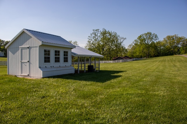 view of yard featuring a shed