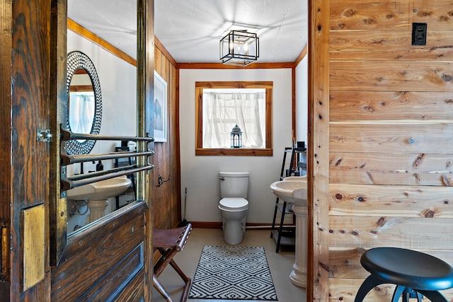 bathroom with toilet and crown molding