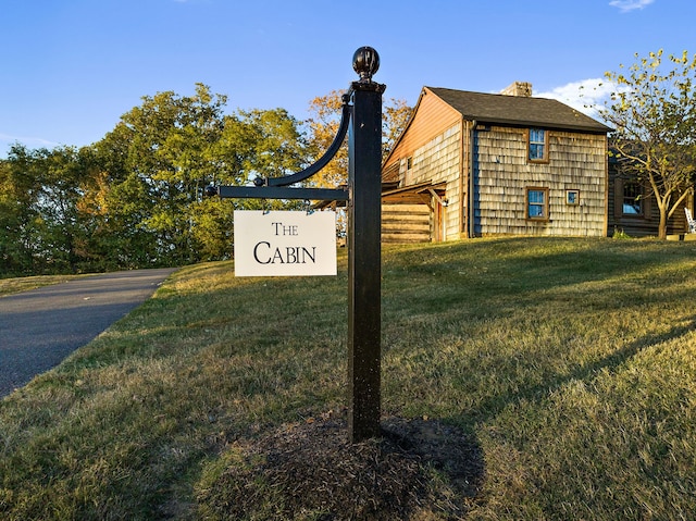 community sign with a lawn