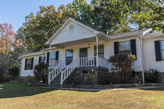 view of front facade with a front yard and covered porch