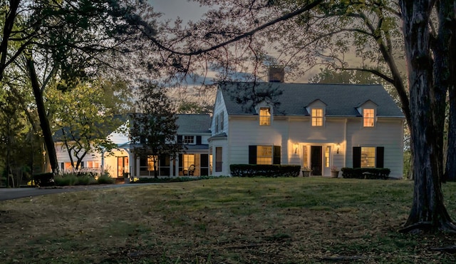 view of front facade featuring a yard