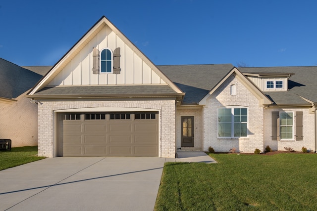 view of front facade featuring a front lawn and a garage