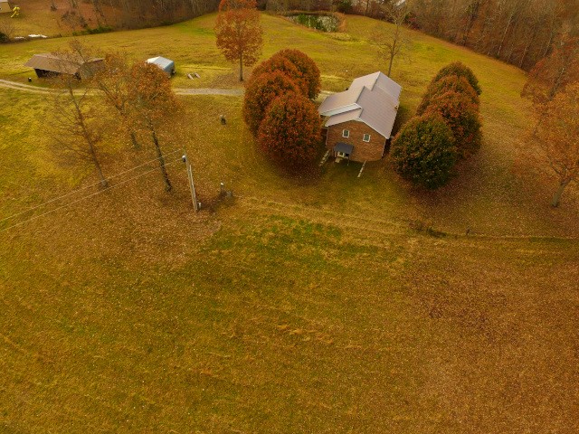 birds eye view of property featuring a rural view