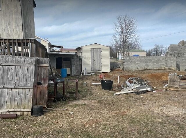 view of yard featuring a storage shed