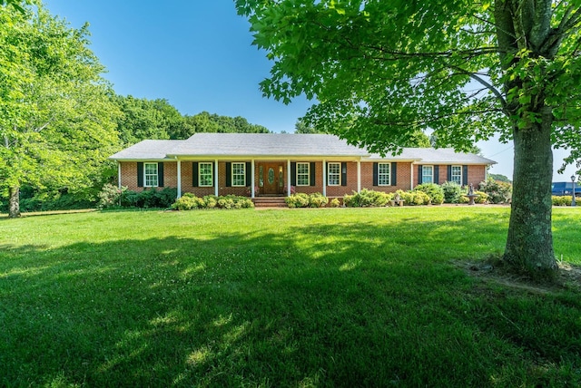 ranch-style house featuring a front yard