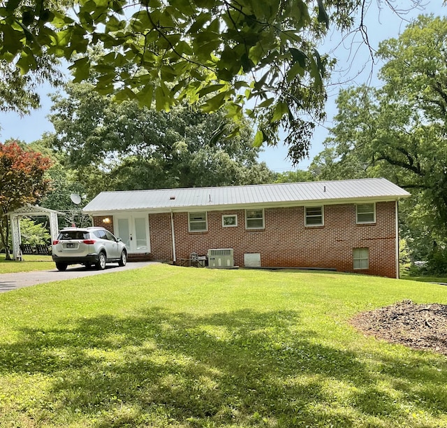 view of front of property with a front lawn