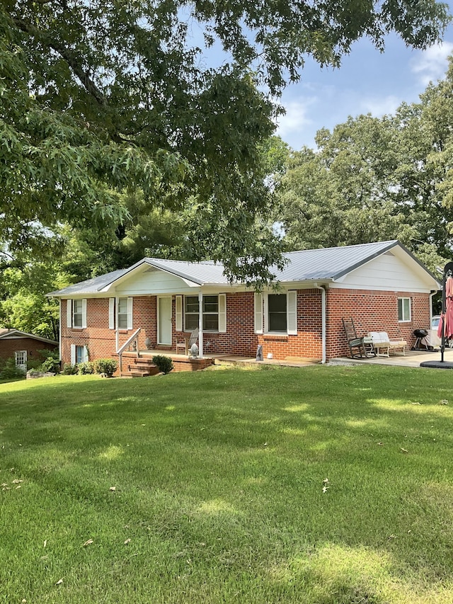 ranch-style home with a front yard