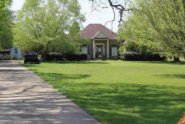 view of front facade with a front yard