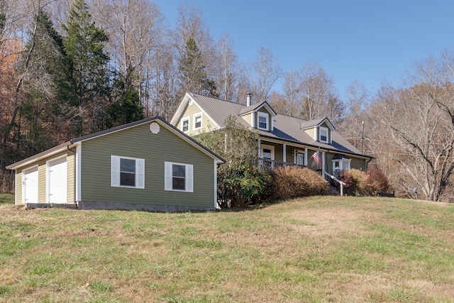 view of side of property featuring a lawn