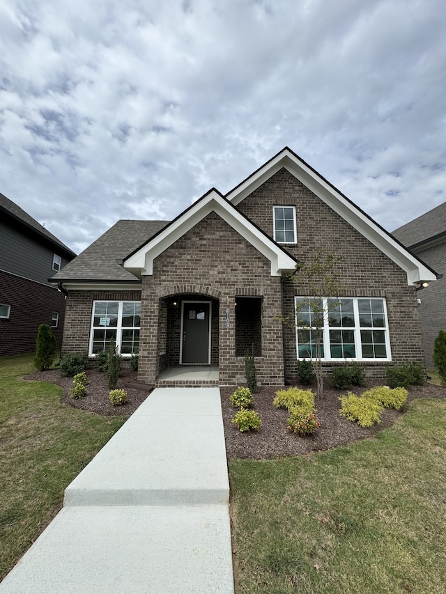 view of front of property featuring a front yard