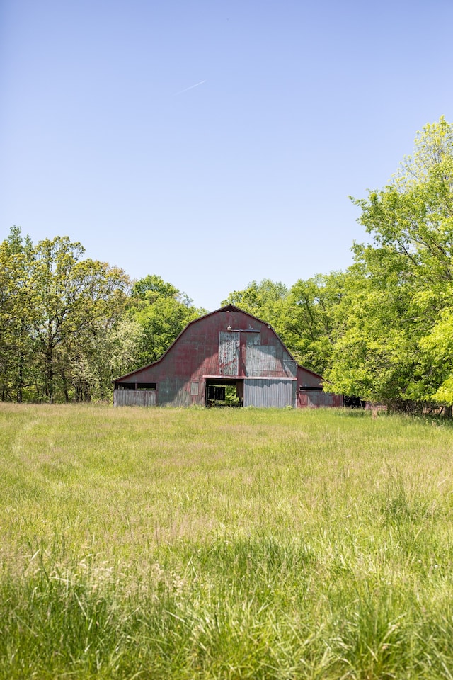 view of yard featuring an outdoor structure