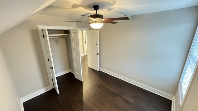 unfurnished bedroom with dark hardwood / wood-style flooring, ceiling fan, and a closet