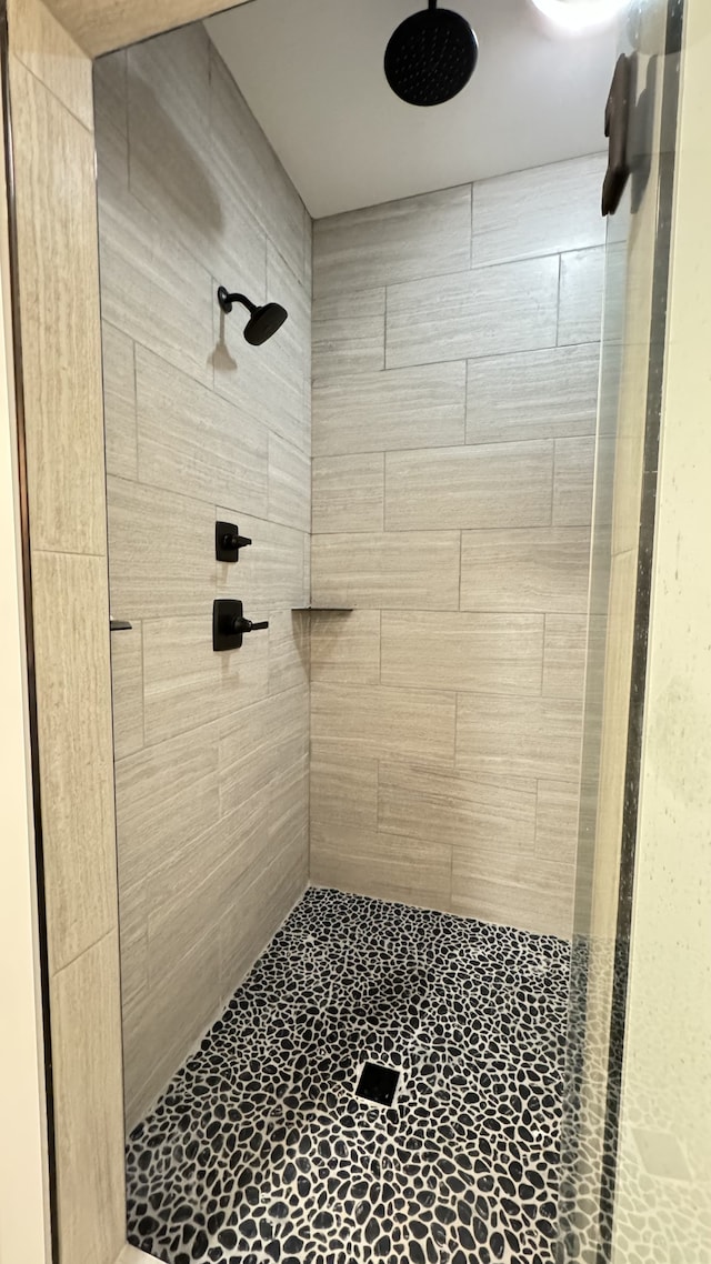 bathroom featuring tiled shower