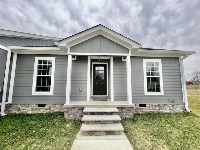 view of front of house with a front lawn