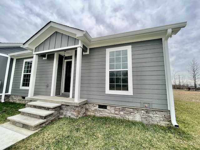 view of front of home featuring a front lawn