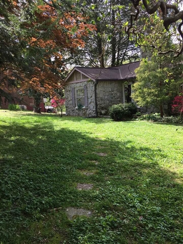 view of front of home featuring a front yard