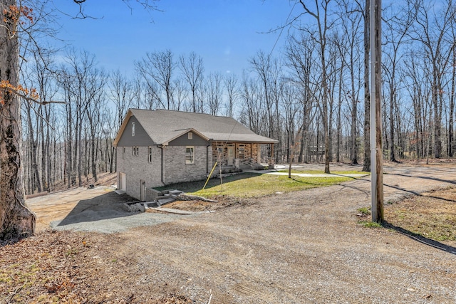 view of front of house featuring a front lawn