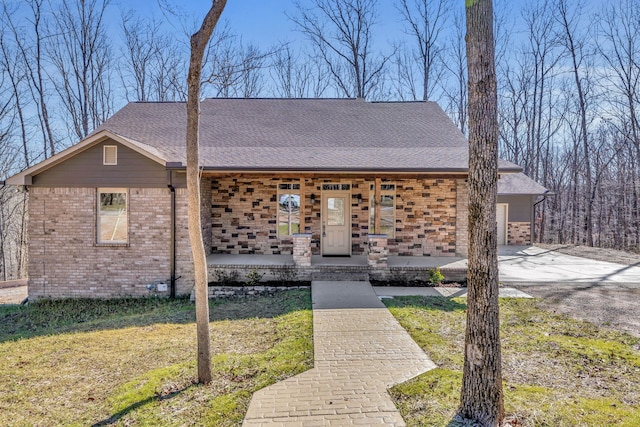 view of front of house with a porch and a front yard