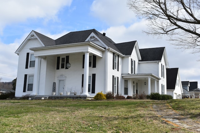 view of front of property featuring a front lawn