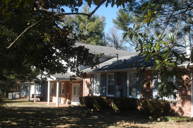 view of front facade with a front lawn