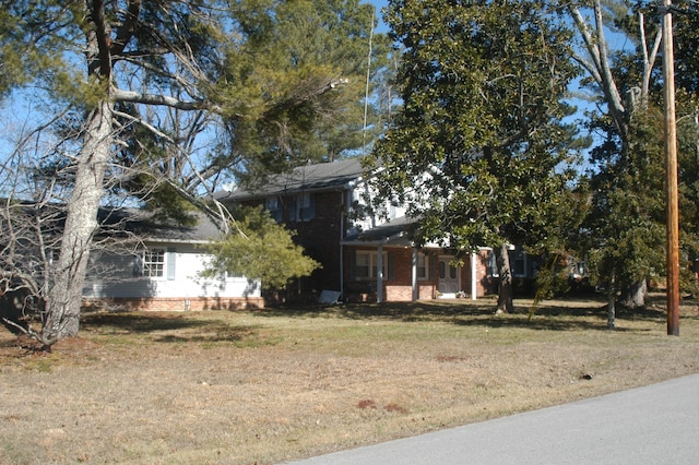 view of front of house featuring a front lawn